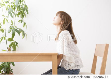 坐在椅子上的女人 坐在椅子上的女人 68288215