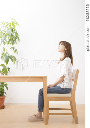 坐在椅子上的女人 坐在椅子上的女人 68288216