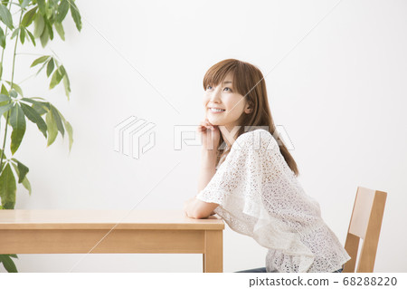 坐在椅子上的女人 68288220