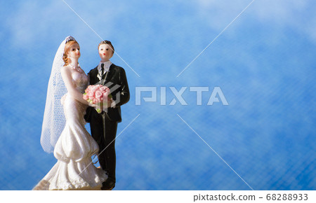 Standard figure of wedding couple on pool 68288933