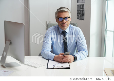 Medical worker ready to meet his next patient 68289010