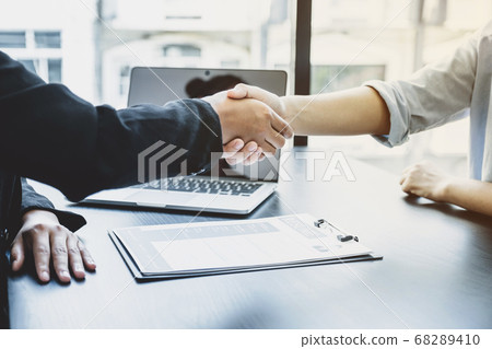 hands shake after business office executives are interviewing job applicants in the meeting room hands shake after business office executives are interviewing job applicants in the meeting room 68289410