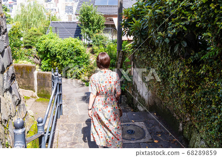 Tourists on Ryoma street in Nagasaki, where you can feel the breath of the Bakumatsu era Tourists on Ryoma street in Nagasaki, where you can feel the breath of the Bakumatsu era 68289859