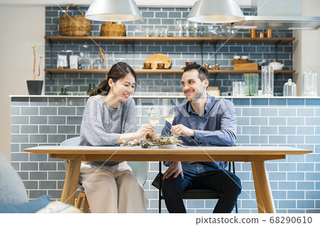 男性和女性敬酒的圖像照片 男性和女性敬酒的圖像照片 68290610