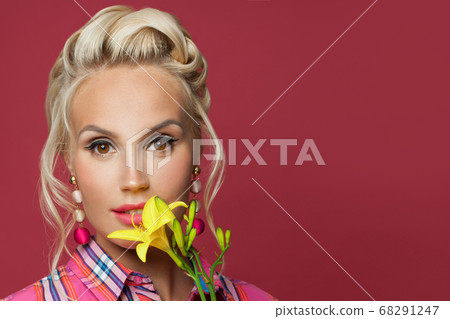 Pinup woman with bright yellow flowers. Pretty 68291247