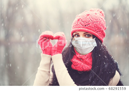 Christmas Woman in medical protective face mask 68291559