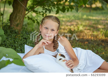 Little girl with kitten Little girl with kitten 68293099