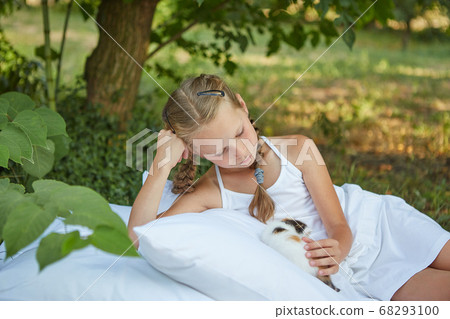 Little girl with kitten 68293100