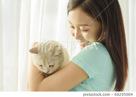 Women lifestyle pets 68295004
