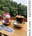 Eating shaved ice while looking at the mountain scenery 68295680