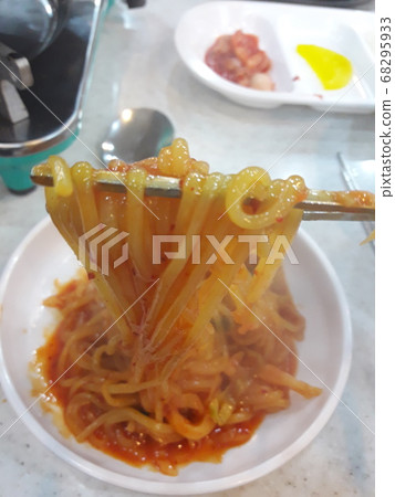 美味的即食年糕jjolmyeonsari 美味的即食年糕jjolmyeonsari 68295933