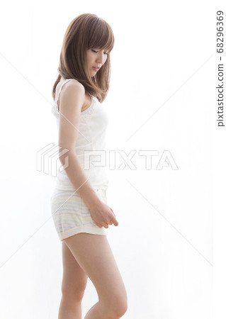 一位女士在一個房間裡 68296369