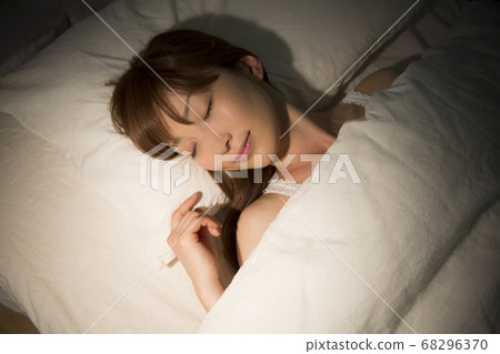 睡在床上的女人 68296370