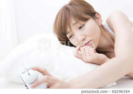 睡過頭的女人 睡過頭的女人 68296384