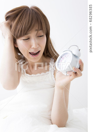 睡過頭的女人 睡過頭的女人 68296385