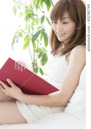 在床上看書的女人 在床上看書的女人 68296744