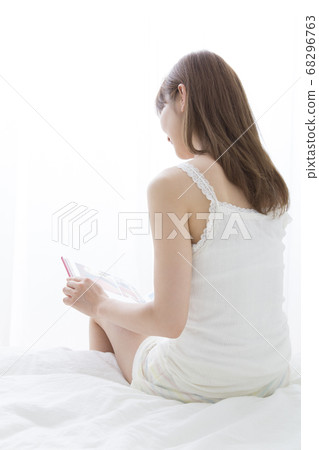 看相冊的女人 看相冊的女人 68296763