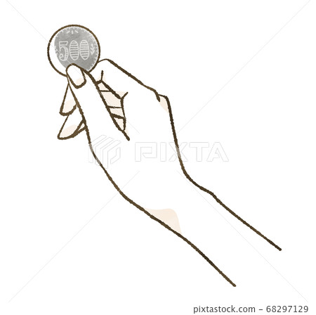 Hand holding a 500-yen coin 68297129