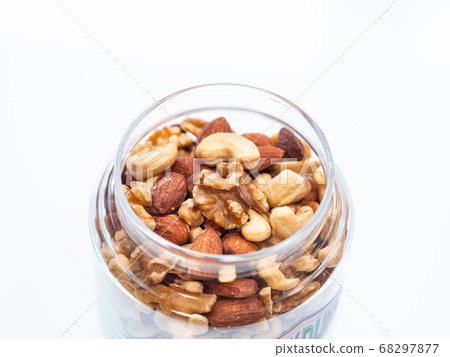 Mixed nuts 68297877