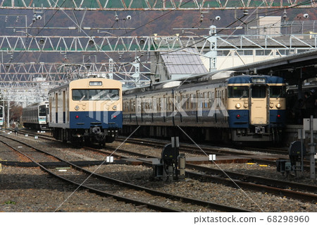 115系列橫須賀色和Kumouni 143（在su訪站） 68298960