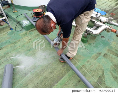 An equipment supplier who replaces piping An equipment supplier who replaces piping 68299031
