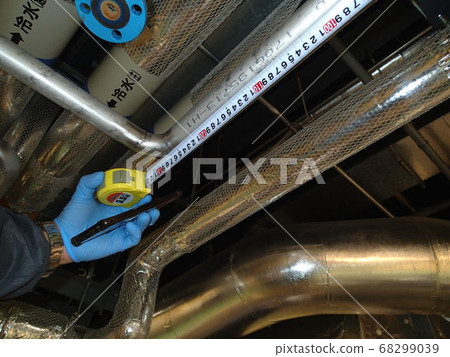 An equipment supplier that measures the dimensions of piping 68299039