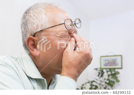 Senior man with eyestrain 68299132