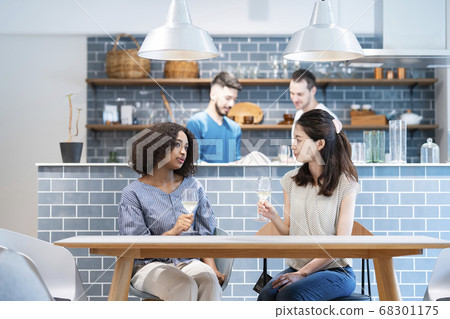 男女在餐桌旁聊天 男女在餐桌旁聊天 68301175