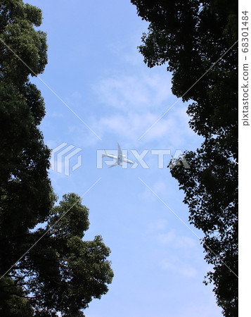 Aircraft getting off at Haneda Airport as seen through the forest gap 68301484