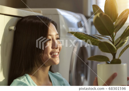 Woman lifestyle sunset 68301596