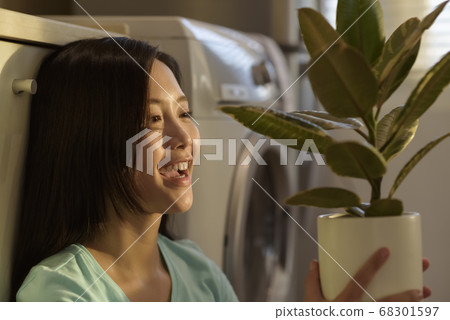 Woman lifestyle sunset 68301597