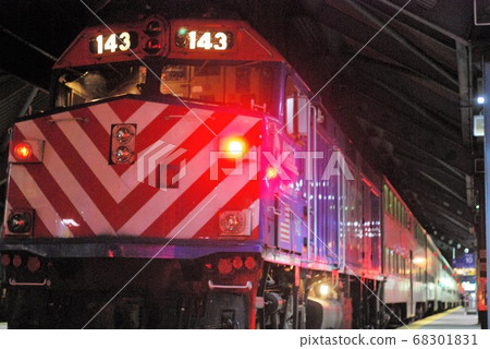 Train Metra running in Chicago 68301831