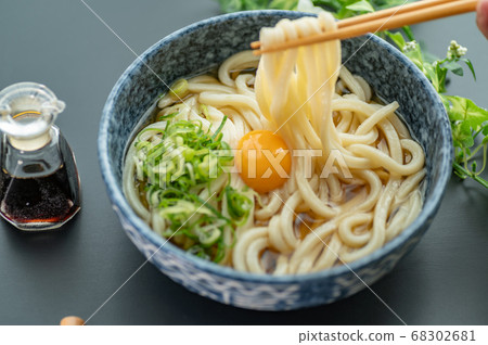 贊岐月見烏冬面用筷子抓 贊岐月見烏冬面用筷子抓 68302681