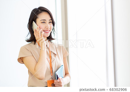 女性辦公室智能手機 68302906