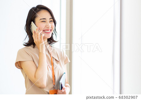 女性辦公室智能手機 68302907