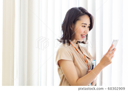 女性辦公室智能手機 68302909