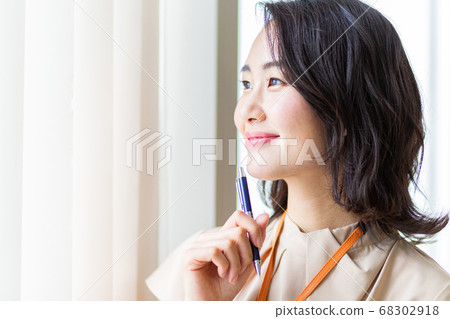 拿著筆記的婦女 68302918