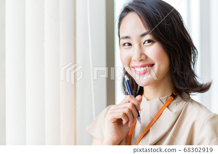 拿著筆記的婦女 68302919