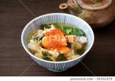 Chazuke of salmon and salmon roe 68302979