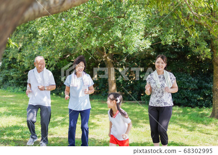 Happy family/family image 68302995