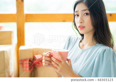 woman on the birthday party 68303123