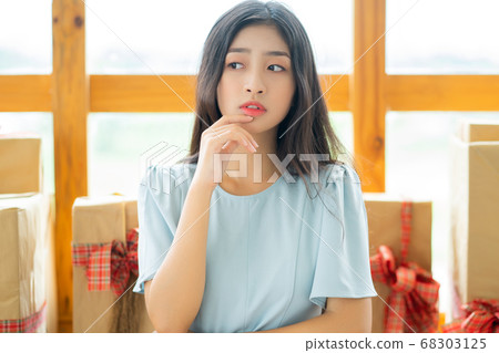 woman on the birthday party 68303125