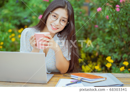 the woman is working in the garden 68303341