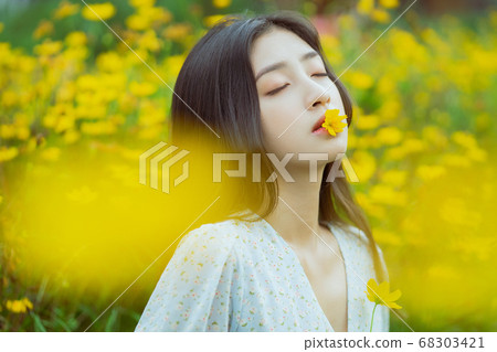 woman in the flower garden 68303421