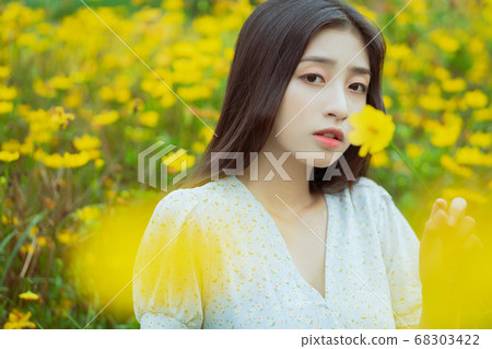 woman in the flower garden 68303422