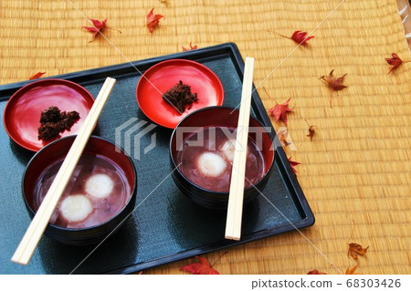 Zenzai to eat in the autumn leaves Zenzai to eat in the autumn leaves 68303426