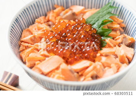 在飯碗的三文魚獐鹿 68303511