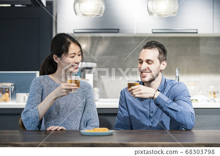 敬酒用啤酒的年輕人和婦女 敬酒用啤酒的年輕人和婦女 68303798