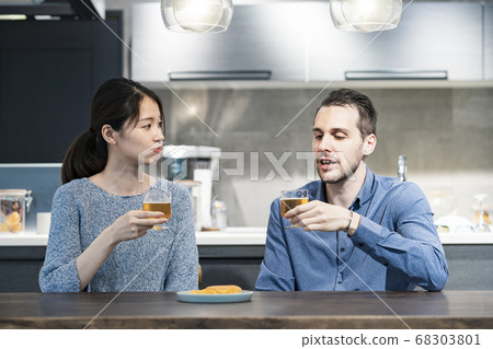 敬酒用啤酒的年輕人和婦女 敬酒用啤酒的年輕人和婦女 68303801