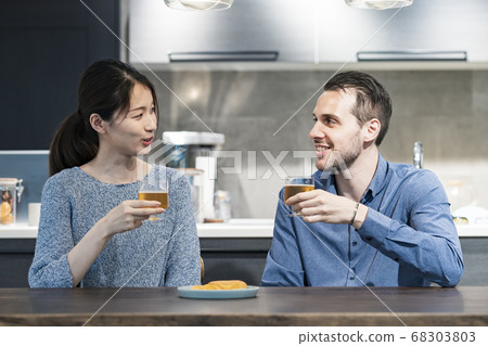 敬酒用啤酒的年輕人和婦女 敬酒用啤酒的年輕人和婦女 68303803